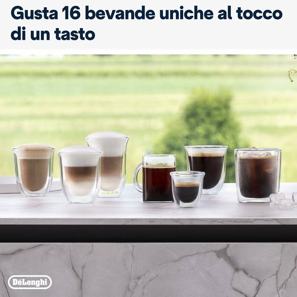 Eine Reihe verschiedener Kaffeegetränke in Glasbecher auf einer Theke, mit einer unscharfen grünen Landschaft im Hintergrund. Italienischer Text zur Bewerbung von Kaffeeoptionen.