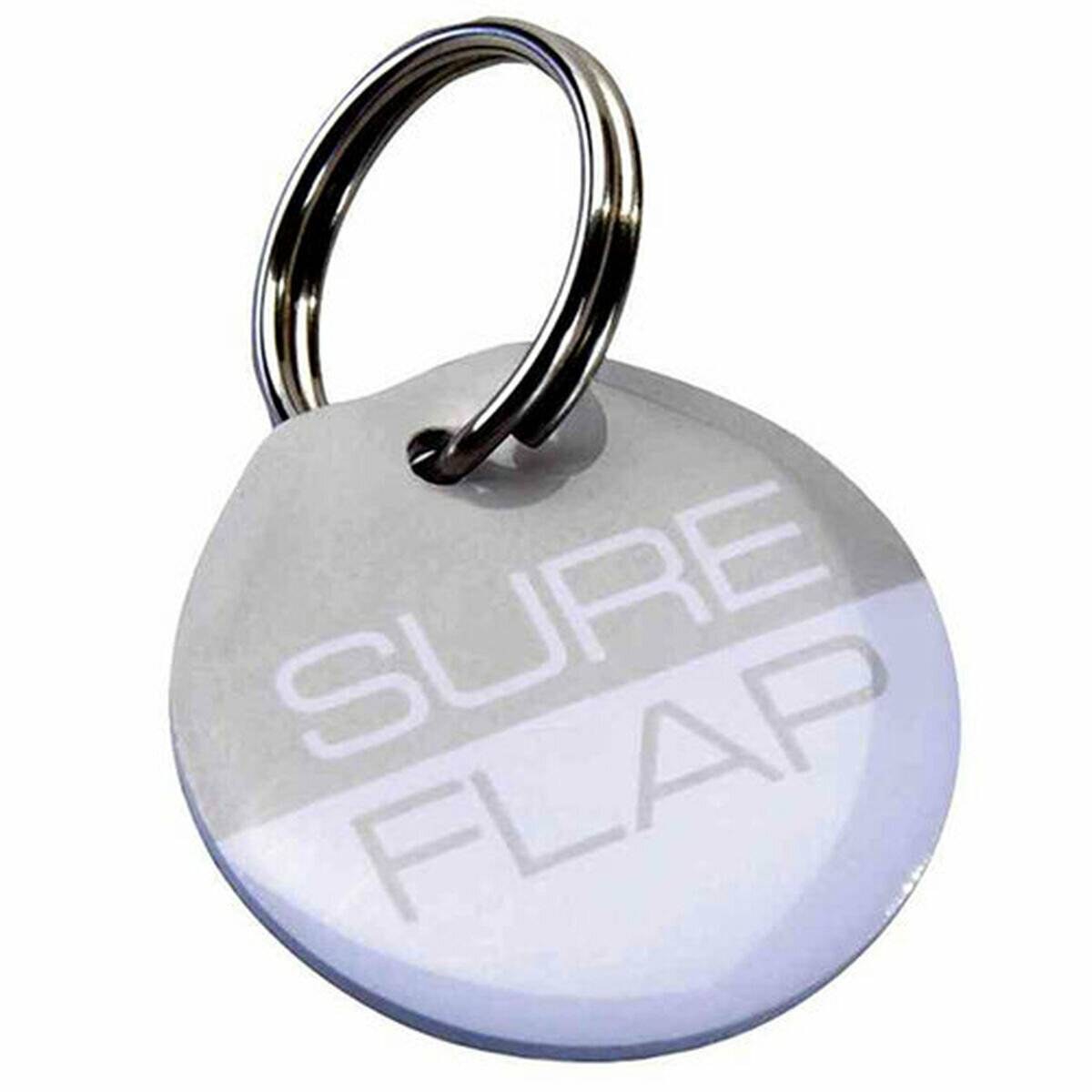 Ein Schlüsselanhänger mit einem runden Anhänger, beschriftet mit ‚SURE FLAP', der zur Identifikation oder für elektronischen Zugang verwendet wird.