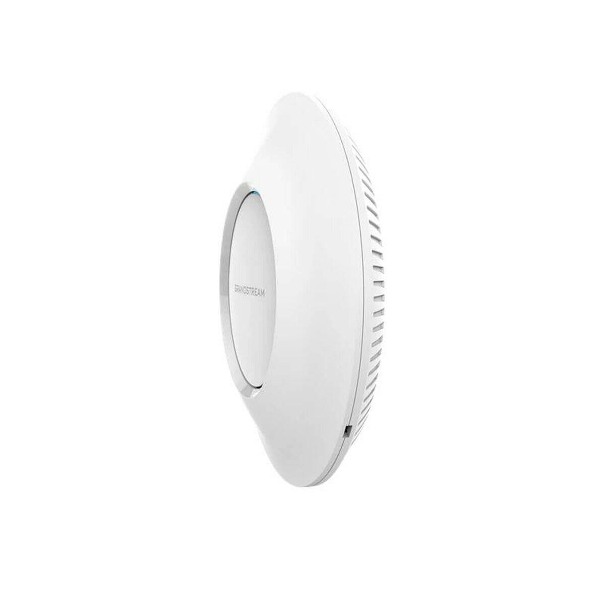 Ein rundes, weißes WLAN-Zugangspunkt mit elegantem Design, aus einem Winkel betrachtet, der Belüftungsschlitze an der Seite und eine kleine LED-Anzeige zeigt.