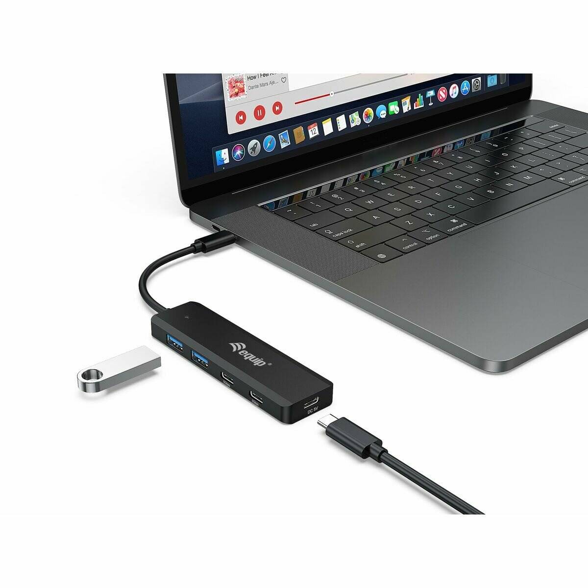 Ein Laptop mit einem USB-Hub an seiner Seite, der mehrere Anschlüsse aufweist und in den ein USB-Stick eingesteckt ist.