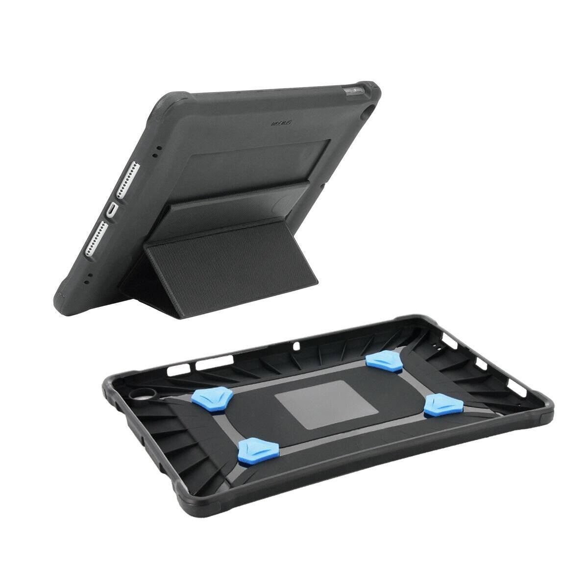 Eine schwarze, robuste Tablet-Hülle mit Ständer und vier blauen Eckenpolstern, von Rück- und Vorderseite gezeigt.