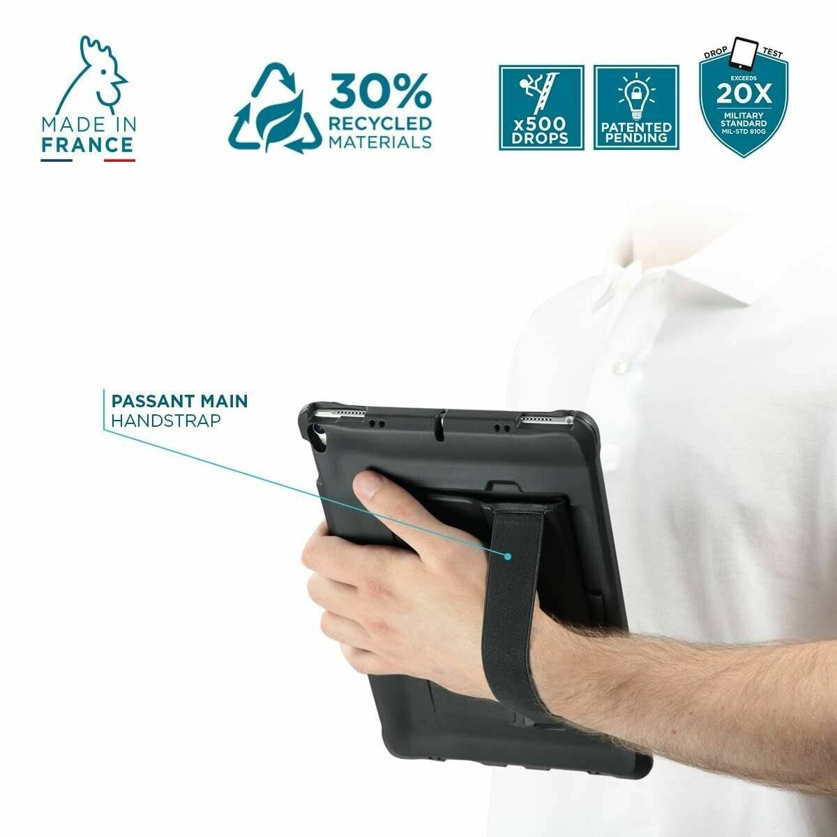 Eine Person hält ein Tablet mit einem Handriemen. Text zeigt Merkmale: „Made in France