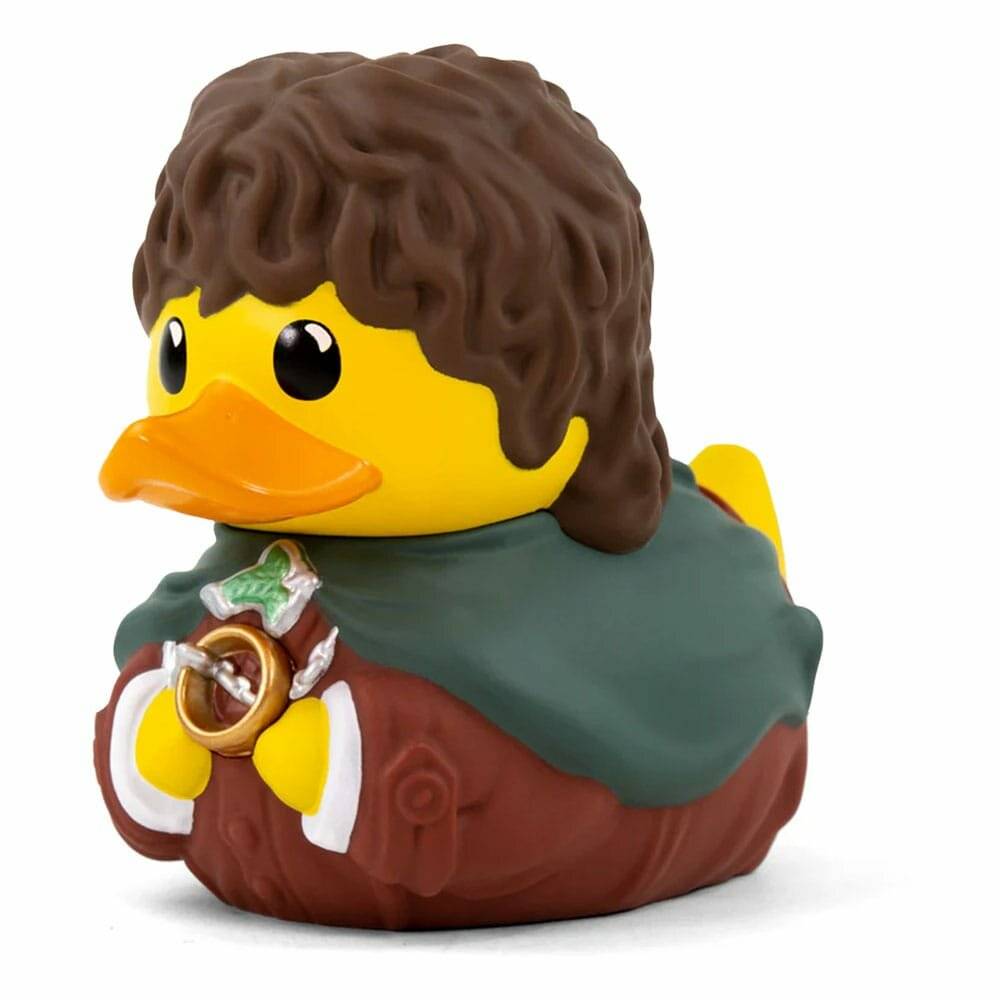 Eine Gummiente, die als Fantasy-Figur gestaltet ist und einen grünen Umhang trägt, während sie einen kleinen Gegenstand trägt, der einem Ring ähnelt.