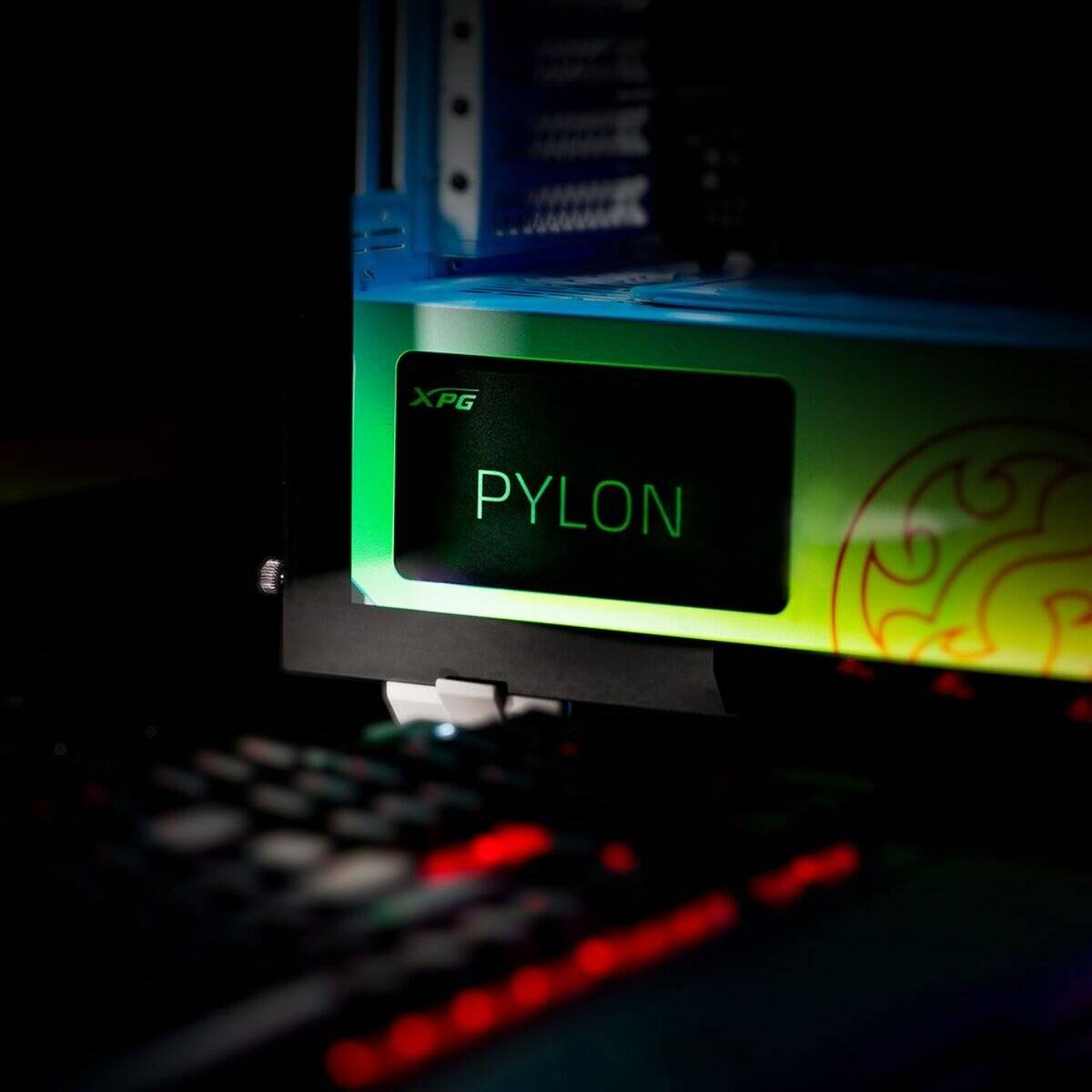 Eine Computernetzteile mit der Bezeichnung 'XPG Pylon' ist in einem PC-Gehäuse installiert, beleuchtet von farbigen LED-Lichtern.