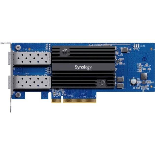 Eine Computer-Erweiterungskarte mit zwei NVMe-SSD-Steckplätzen, mit der Aufschrift 'Synology' auf einer blauen Leiterplatte, entwickelt für verbesserte Datenspeicherung.