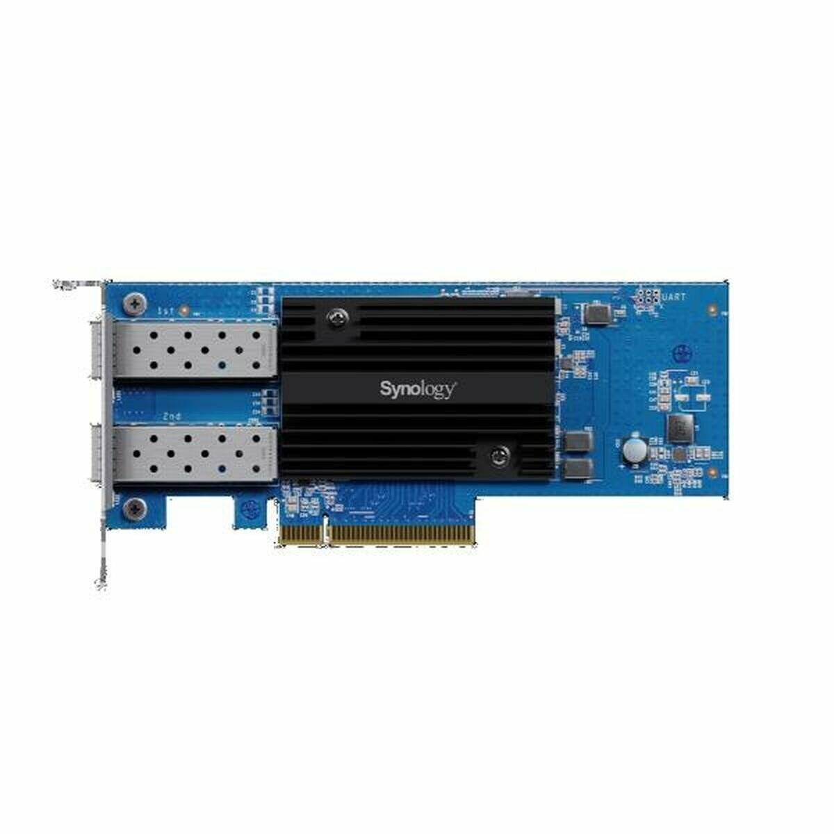 Eine Synology Netzwerkkarte mit zwei Anschlüssen und blauer Leiterplatte. Entwickelt zur Verbesserung der Datenübertragungsgeschwindigkeit in Servern.