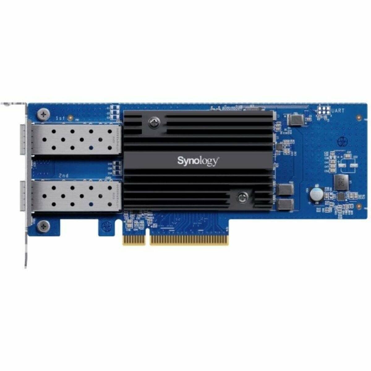 Eine blaue Synology Netzwerkkarte mit zwei Anschlüssen und einem schwarzen Kühlkörper, entwickelt zur Verbesserung der Datenübertragungsgeschwindigkeiten.