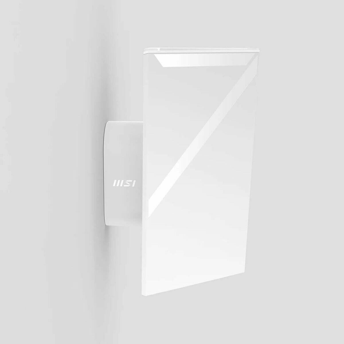 Ein weißer, rechteckiger MSI-Router mit elegantem, minimalistischem Design, an der Wand montiert, der das Licht reflektiert.