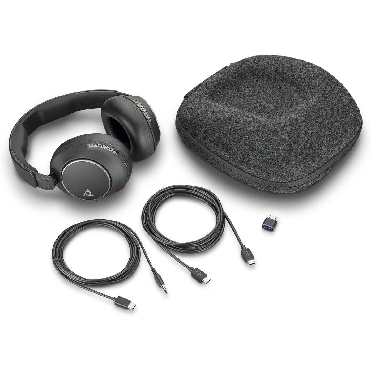 Kopfhörer, Ladekabel, Audiokabel und USB-Adapter neben einem mit Stoff bezogenen rechteckigen Etui auf weißem Hintergrund.