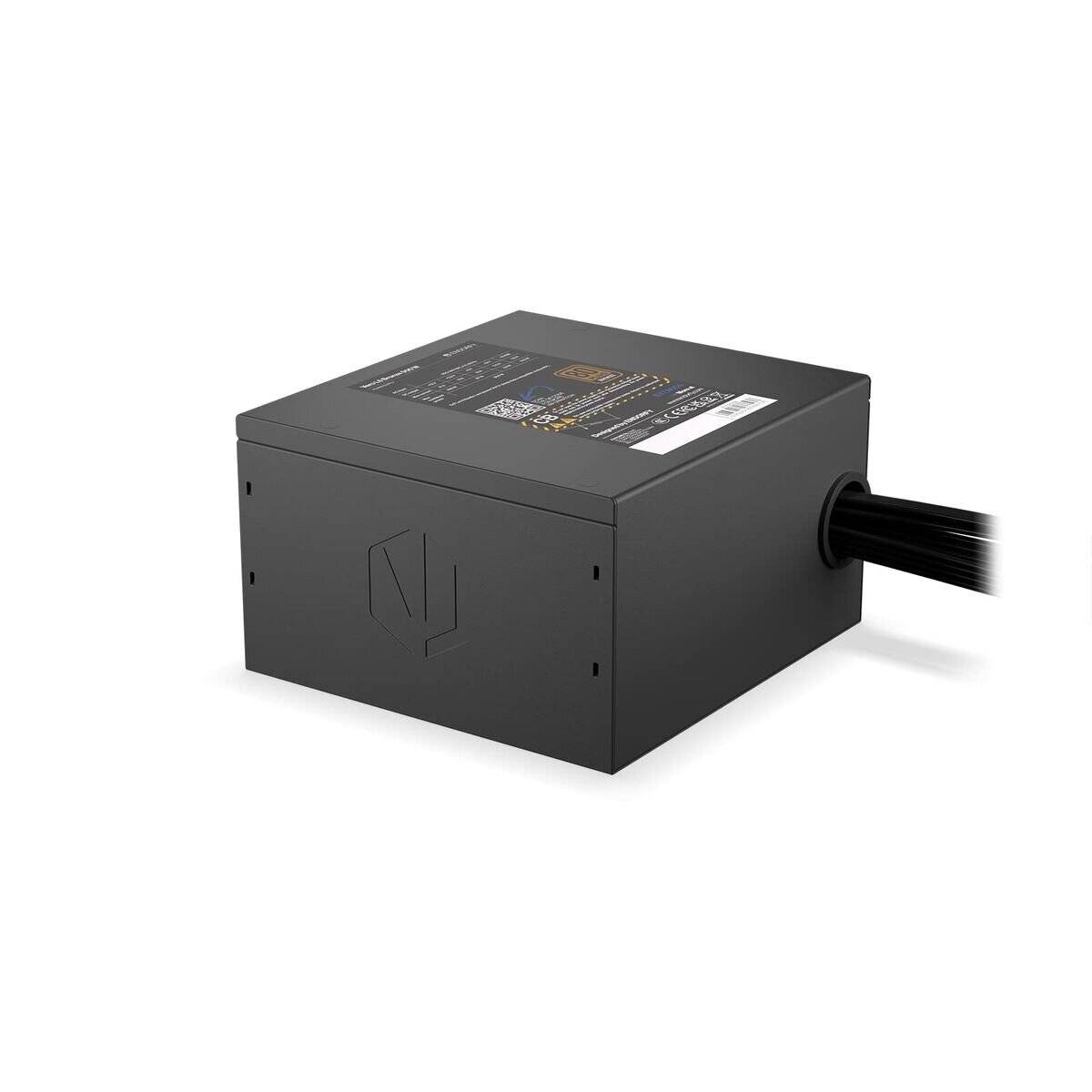Eine schwarze Computer-Netzteileinheit mit Kabeln an der rechten Seite, mit einem Logo und Spezifikationen auf dem oberen Etikett.