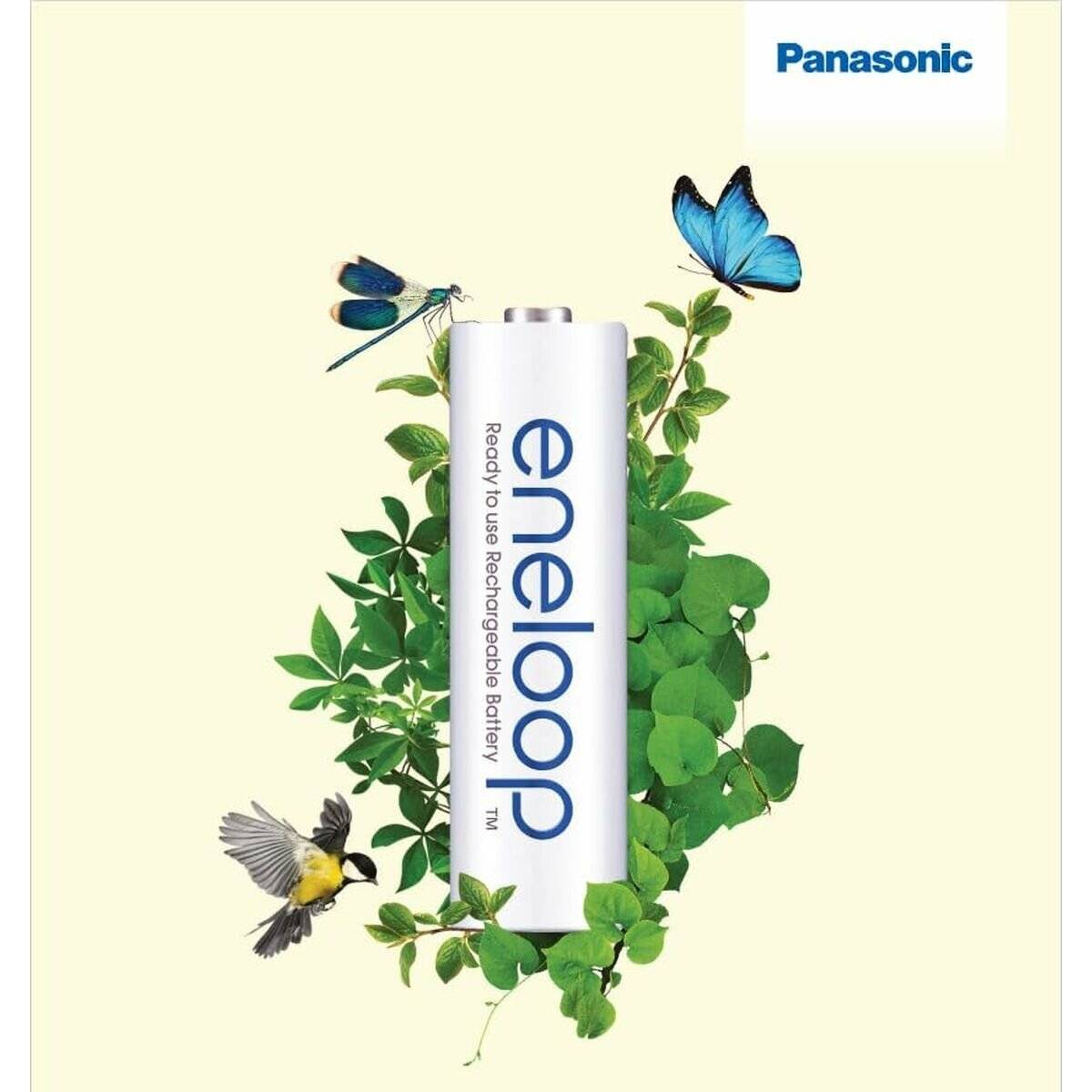 Eine weiße Eneloop-Akku wird von grünen Blättern, einem Schmetterling und einem kleinen Vogel umgeben und unterstreicht so die Umweltfreundlichkeit.