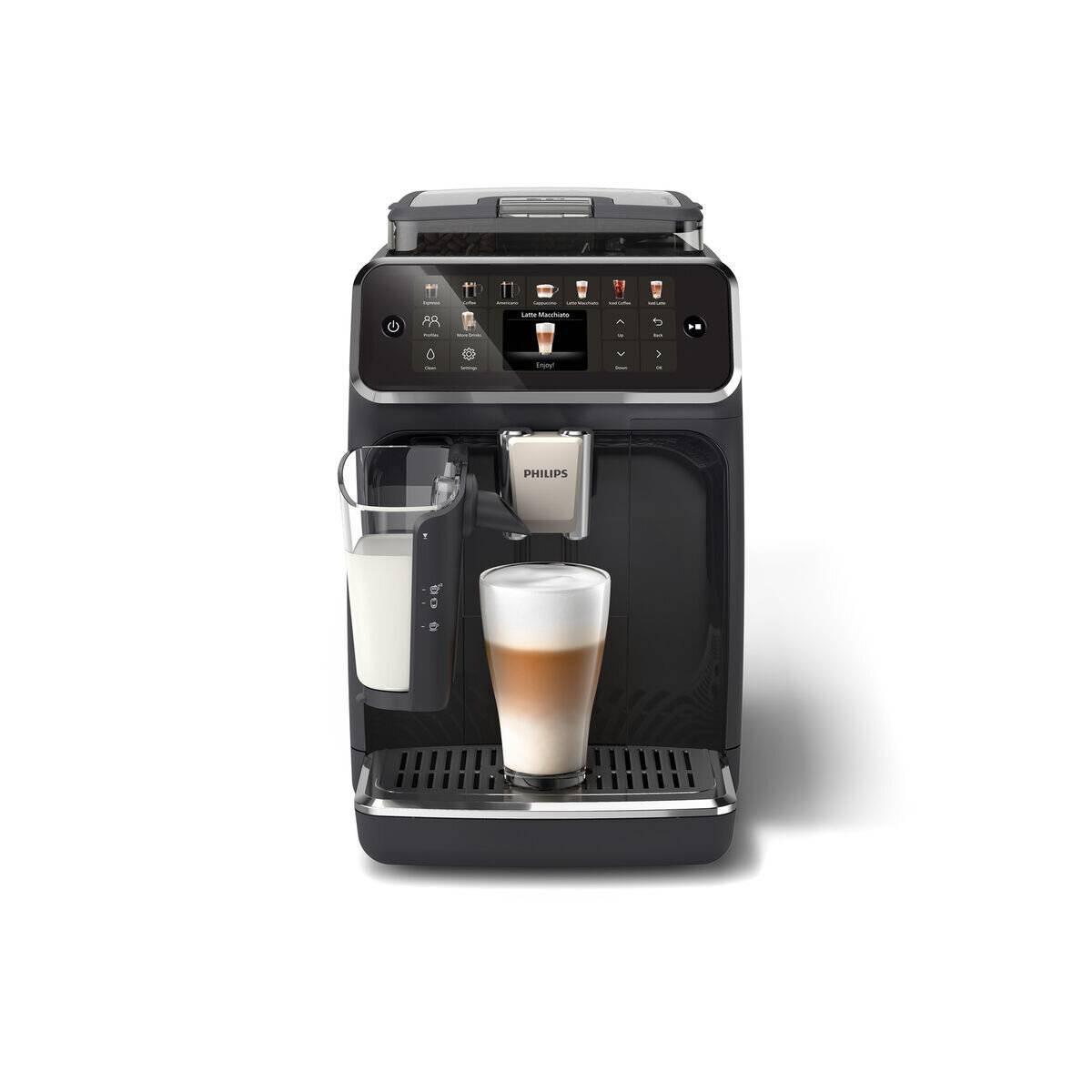 Eine schwarze Kaffeemaschine mit digitaler Anzeige serviert einen geschichteten Cappuccino, wobei ein Milchbehälter seitlich platziert ist.