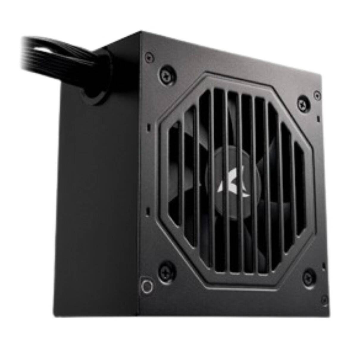 Eine schwarze Computer-Netzteileinheit mit sichtbarem Lüfter und Logo auf dem Gitter, versehen mit einem Kabel, das seitlich herausragt.