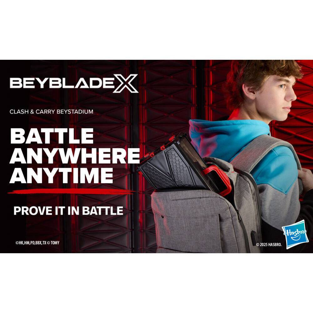 Werbeabbildung für Beyblade X Clash & Carry Beystadium, die einen Teenager mit Rucksack zeigt, der das Stadion trägt, mit dem Text „ÜBERALL UND JEDERZEIT KÄMPFEN