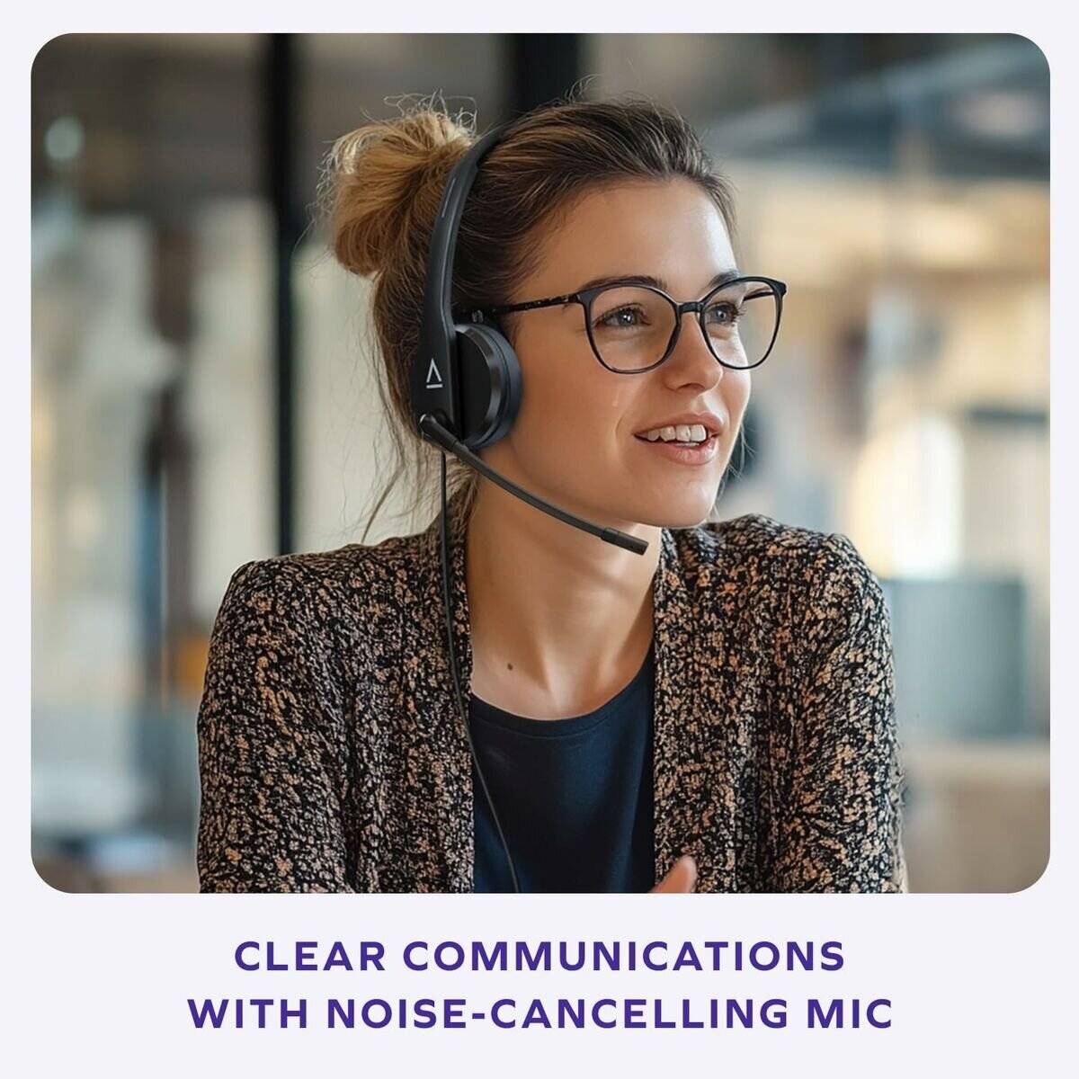 Eine Frau mit Brille und Headset sitzt in einem modernen Büro und lächelt. Text lautet: „Klare Kommunikation mit Noise-Cancelling-Mikrofon.