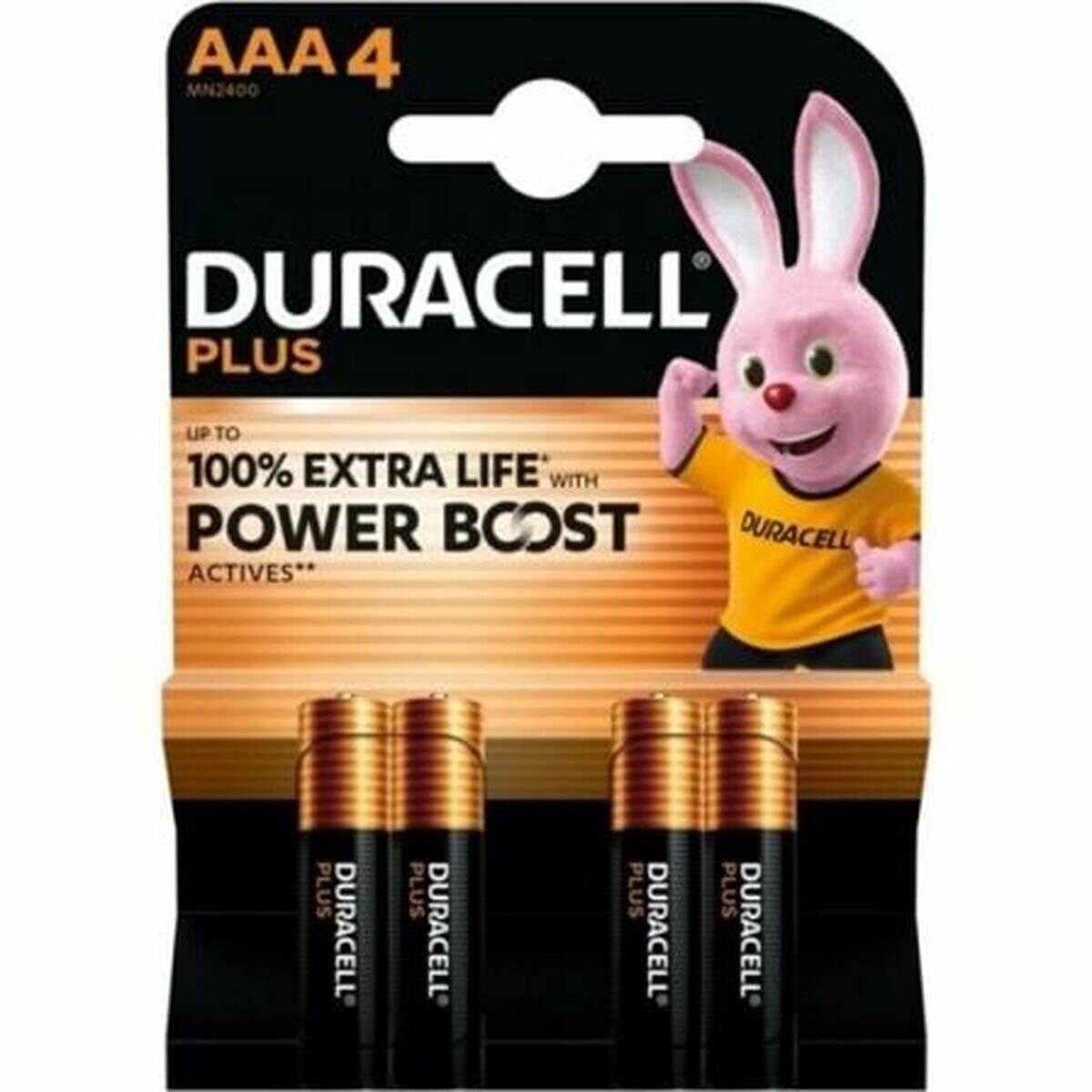 Duracell Plus AAA 4er-Pack mit der Aufschrift '100% Mehr Lebensdauer mit Power Boost Aktiven' und einem pinken Hasen-Maskottchen, das ein Duracell-Shirt trägt.