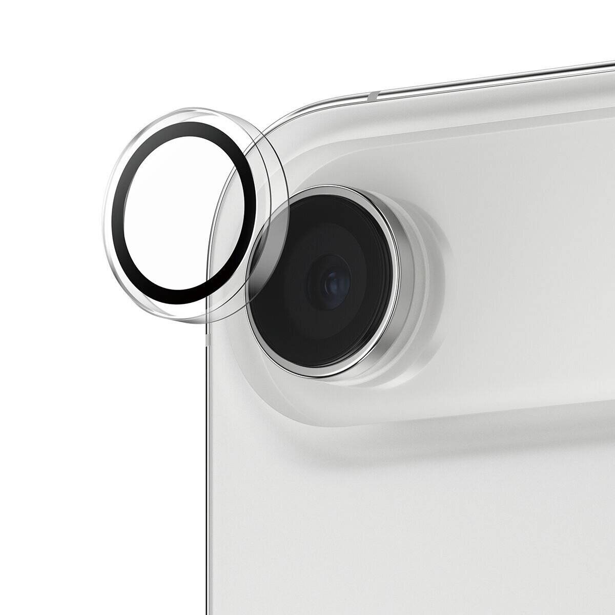 Ein Nahaufnahmebild eines Telefon-Kameraobjektivschutzes, der auf die Rückkamera eines Smartphones aufgebracht wird, wobei seine Ausrichtung hervorgehoben wird.