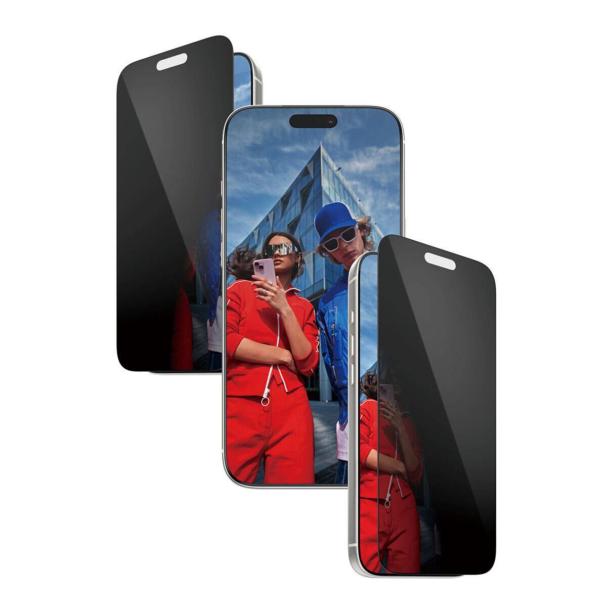 Drei Smartphones werden vertikal dargestellt, wobei das mittlere Telefon zwei Personen in hellen Outfits mit einem modernen Gebäudehintergrund zeigt.