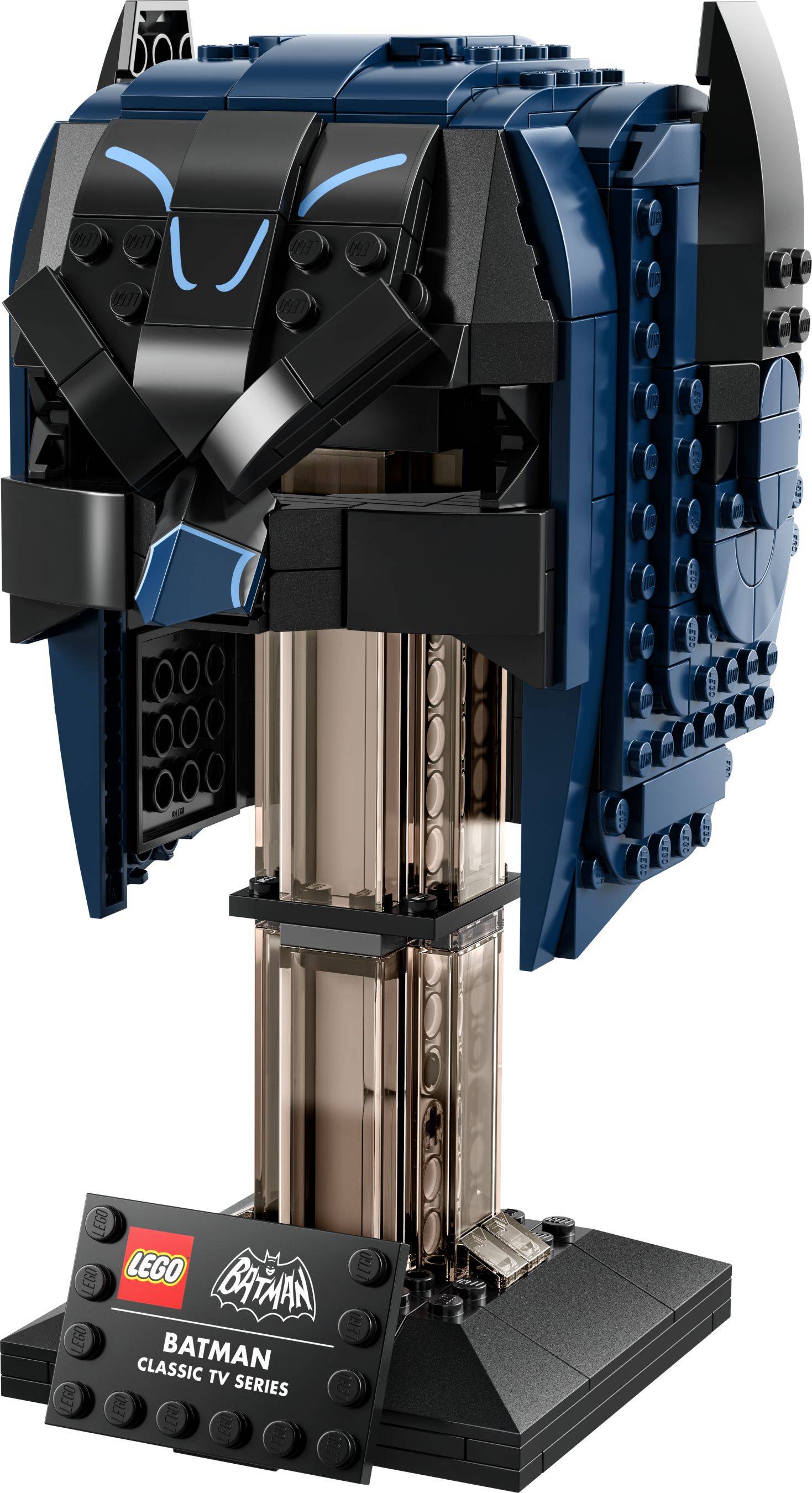 Ein detailliertes, kleinformatiges Modell eines dunkel gefärbten Superhelden-Helms, zusammengesetzt aus ineinandergreifenden Plastiksteinen, ausgestellt auf einem Ständer.