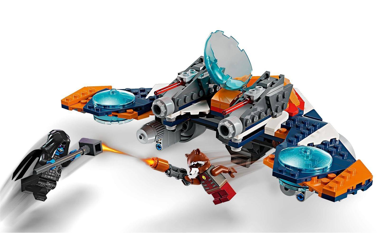 LEGO Star Wars Szene mit Darth Vader, der neben einem grau-orangefarbenen Raumschiff mit blauen Cockpitkuppeln gegen eine rot gekleidete Minifigur kämpft.