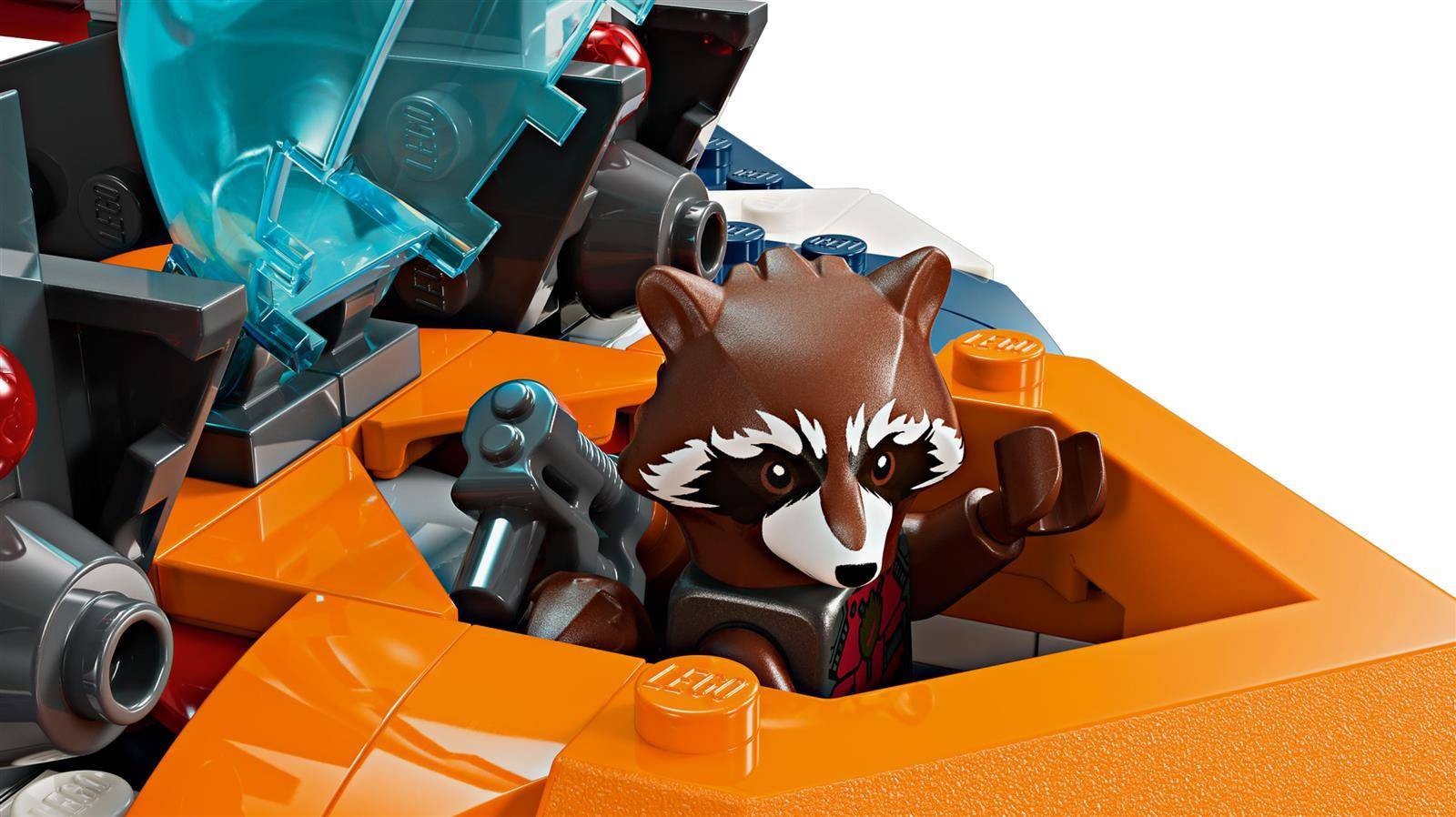 LEGO Rocket Raccoon Minifigur in einem orangefarbenen Fahrzeugcockpit, beide Hände erhoben, umgeben von Science-Fiction-Maschinen.