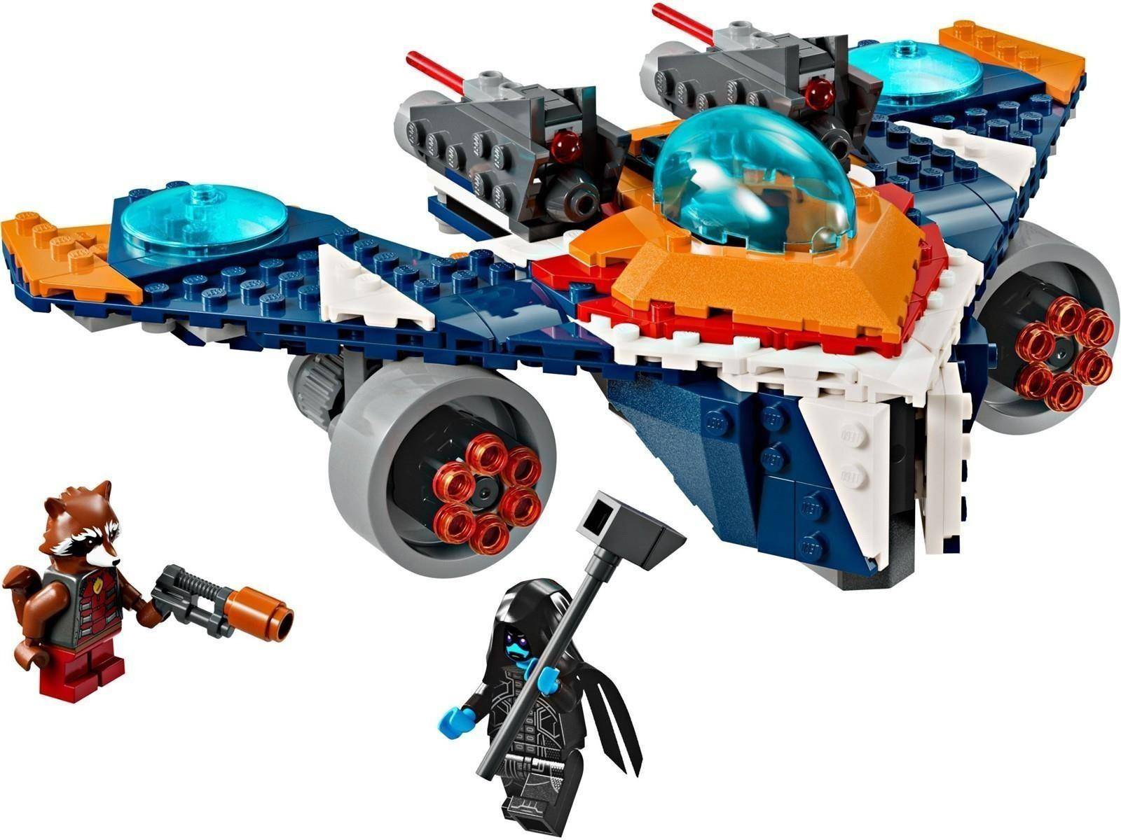 Ein LEGO-Raumschiff mit blauen Flügeln und orangefarbenem Cockpit schwebt über zwei Minifiguren: einer waschbärartigen Figur mit einem Blaster und einer schwarz gekleideten Figur mit einem Hammer.
