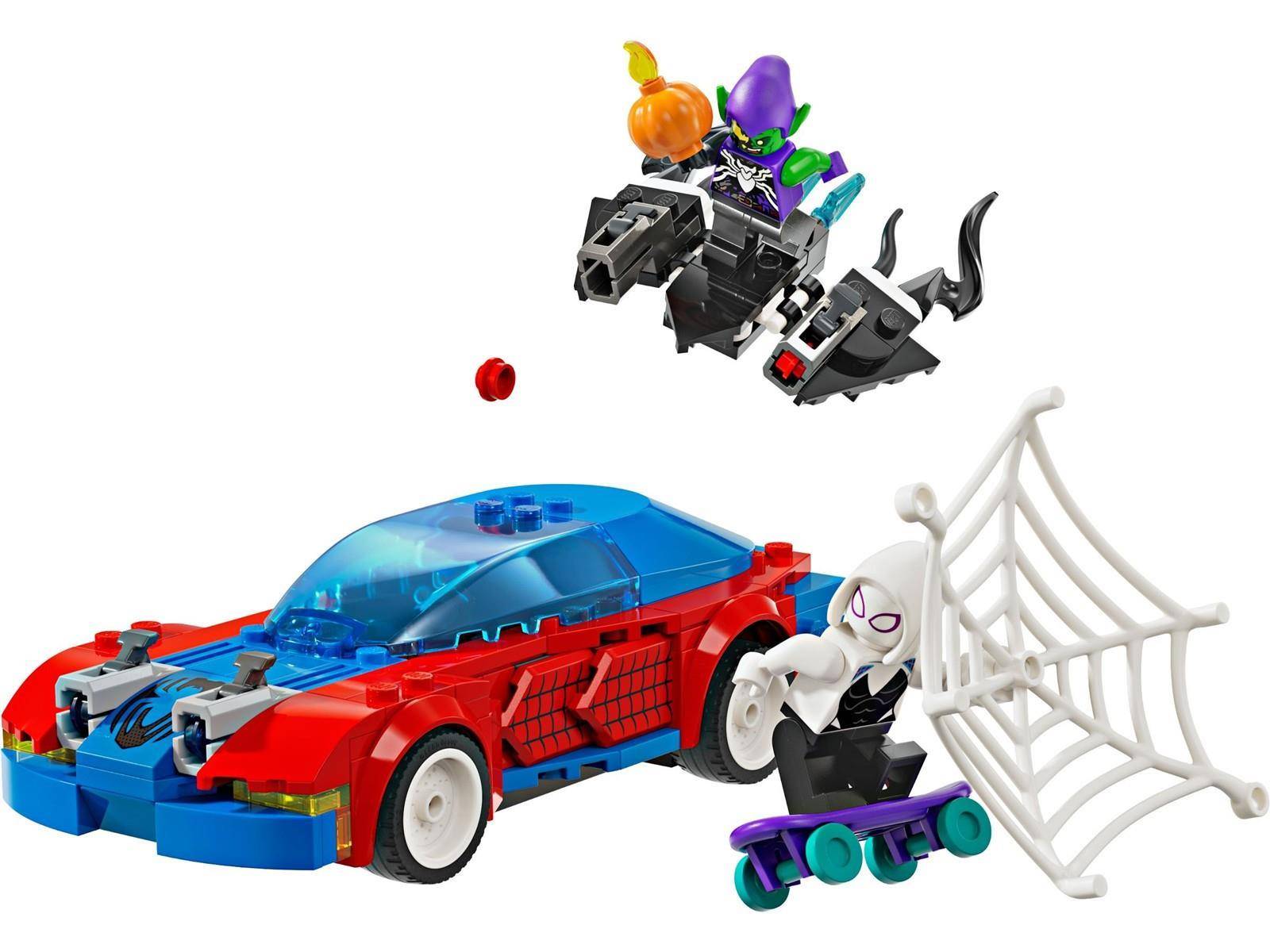 LEGO Spider-Man Szene mit einem rot-blauen Auto, Green Goblin der oben fliegt, und Ghost-Spider auf einem Skateboard neben einer Webfalle.