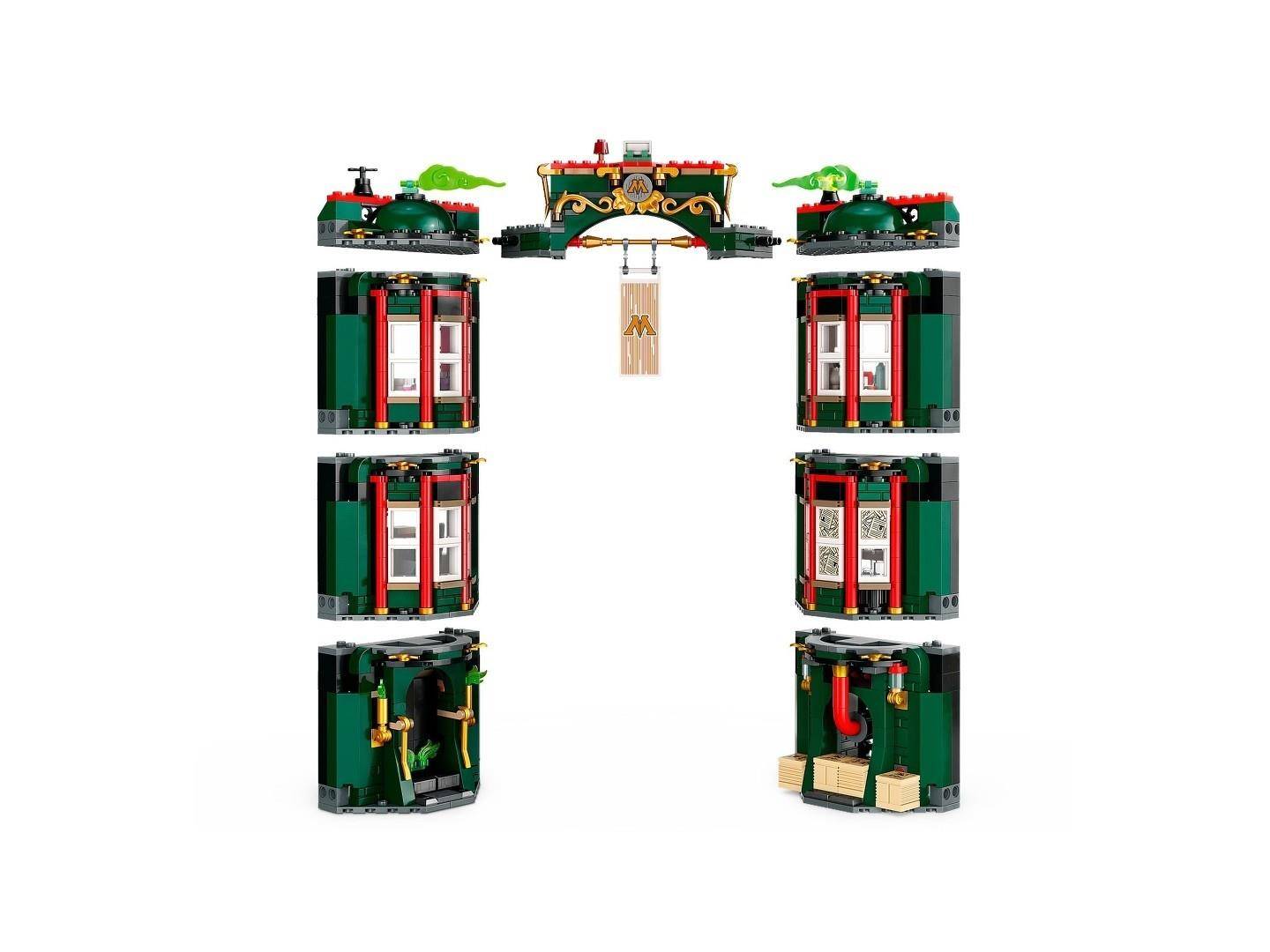Explosionsdarstellung eines LEGO-ähnlichen modularen Gebäudes mit separierten Dachbestandteilen, oberen Etagen und Erdgeschosselementen mit festlichen grünen, roten und goldenen Details.