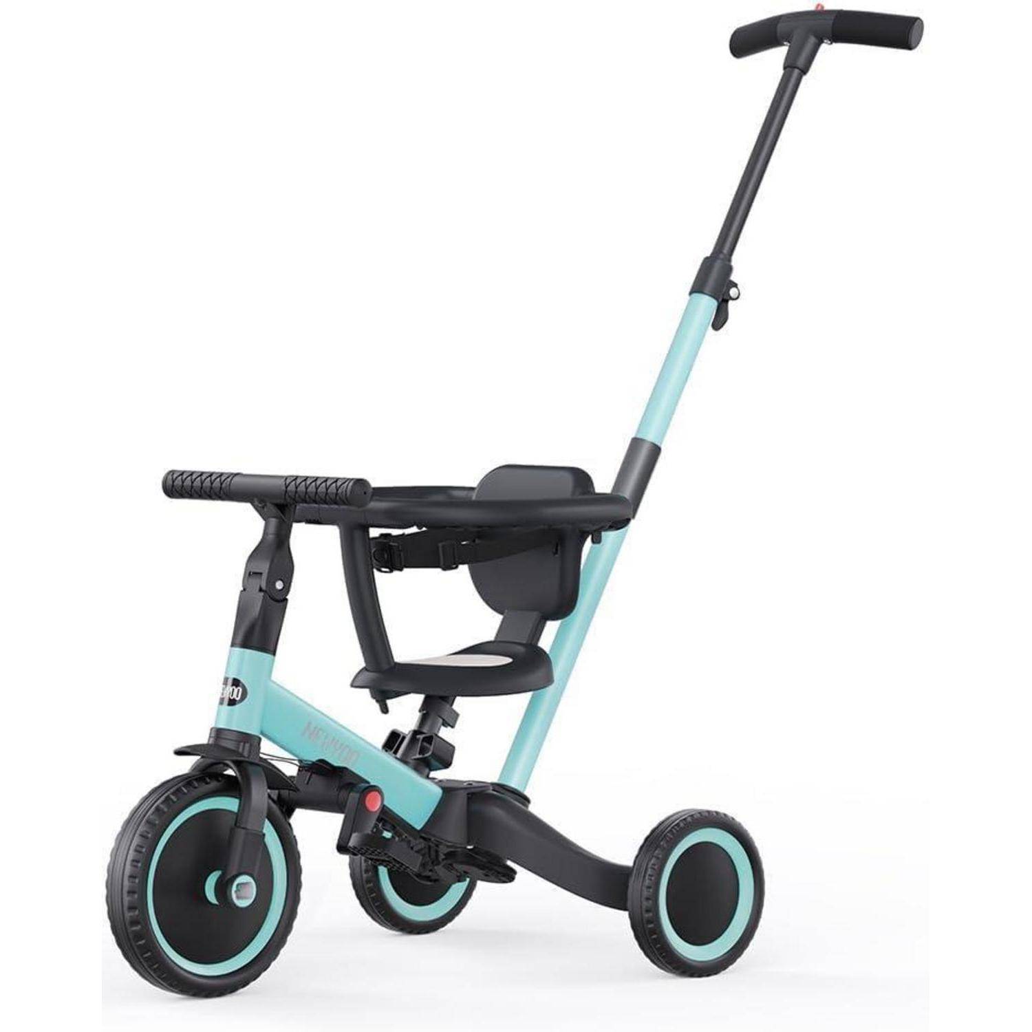 Ein hellblau-schwarzes Kinderdreirad mit einer Lenkstange zur Erwachsenensteuerung, geeignet für kleine Kinder, ausgestattet mit drei Rädern und einem Sitz.