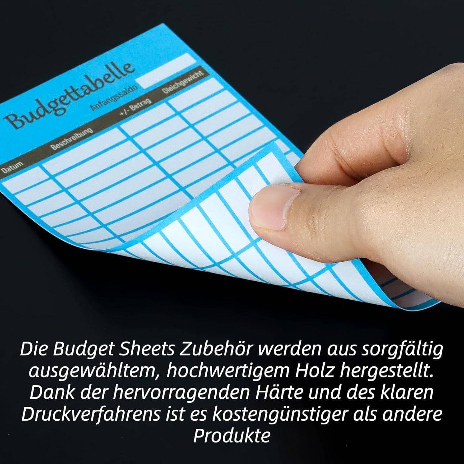 Eine Hand hält ein blaues Budgetblatt, das mit 'Budgettabelle' beschriftet ist, mit Spalten für Datum, Beschreibung und Betrag. Der deutsche Text unten beschreibt das Produkt, das aus hochwertigem Holz gefertigt wurde.