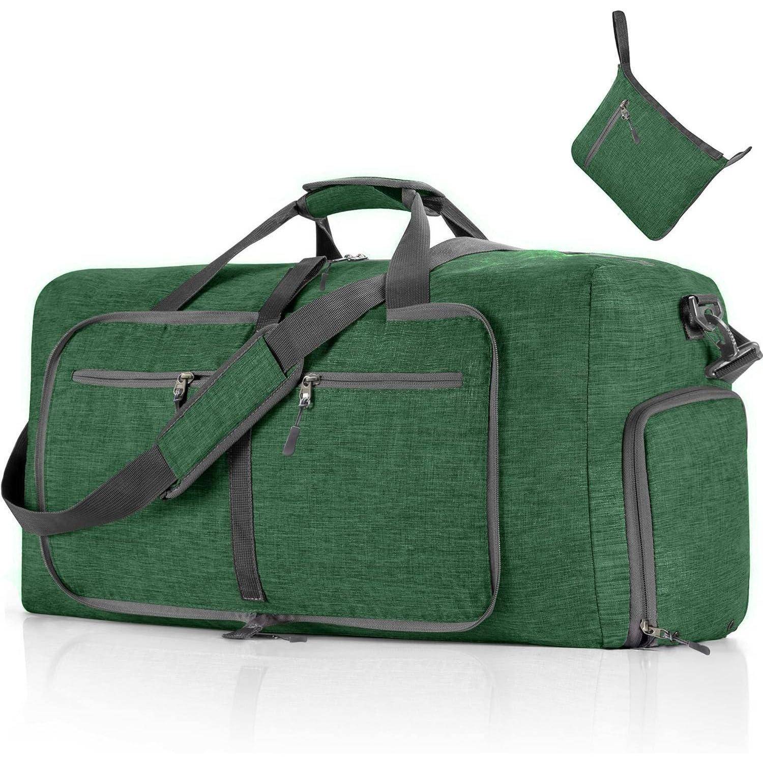 Grüne Reisetasche mit zwei vorderen Reißverschlusskompartments und schwarzen Trägern, zusammen mit einer passenden kleineren Tasche, beide auf weißem Hintergrund.