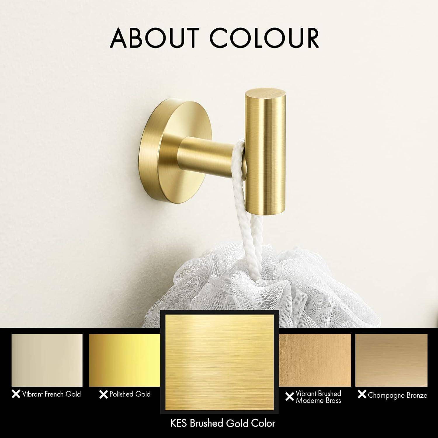 Ein goldener Wandhaken, der ein weißes Tuch trägt, mit fünf Farbmustern und einer Beschriftung 