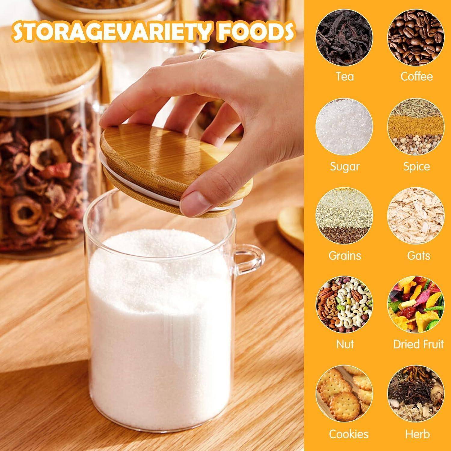 Eine Hand öffnet ein Glas gefüllt mit weißem Zucker. Neben dem Glas befindet sich eine Liste von Vorratslebensmitteln: Tee, Kaffee, Zucker, Gewürze, Getreide, Kräuter, Nüsse, Trockenfrüchte, Kekse.