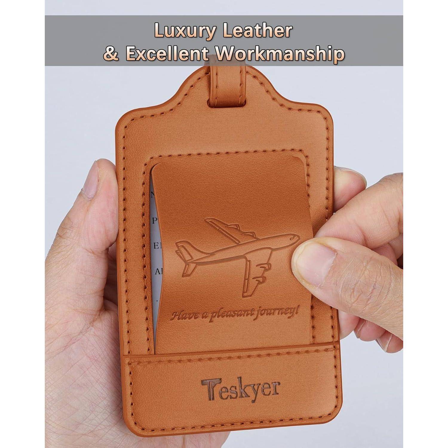 Eine Hand öffnet einen braunen Lederkoffer-Anhänger mit einem geprägten Flugzeug und dem Text ‚Haben Sie eine angenehme Reise!'. Der Anhänger trägt die Aufschrift ‚Teskyer'.