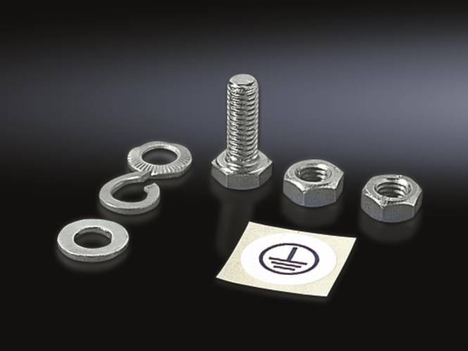 Metallschraube, Mutter, Zahnscheibe, Unterlegscheibe und Erdungssymbol-Aufkleber auf schwarzem Hintergrund. Komponenten separat angeordnet.