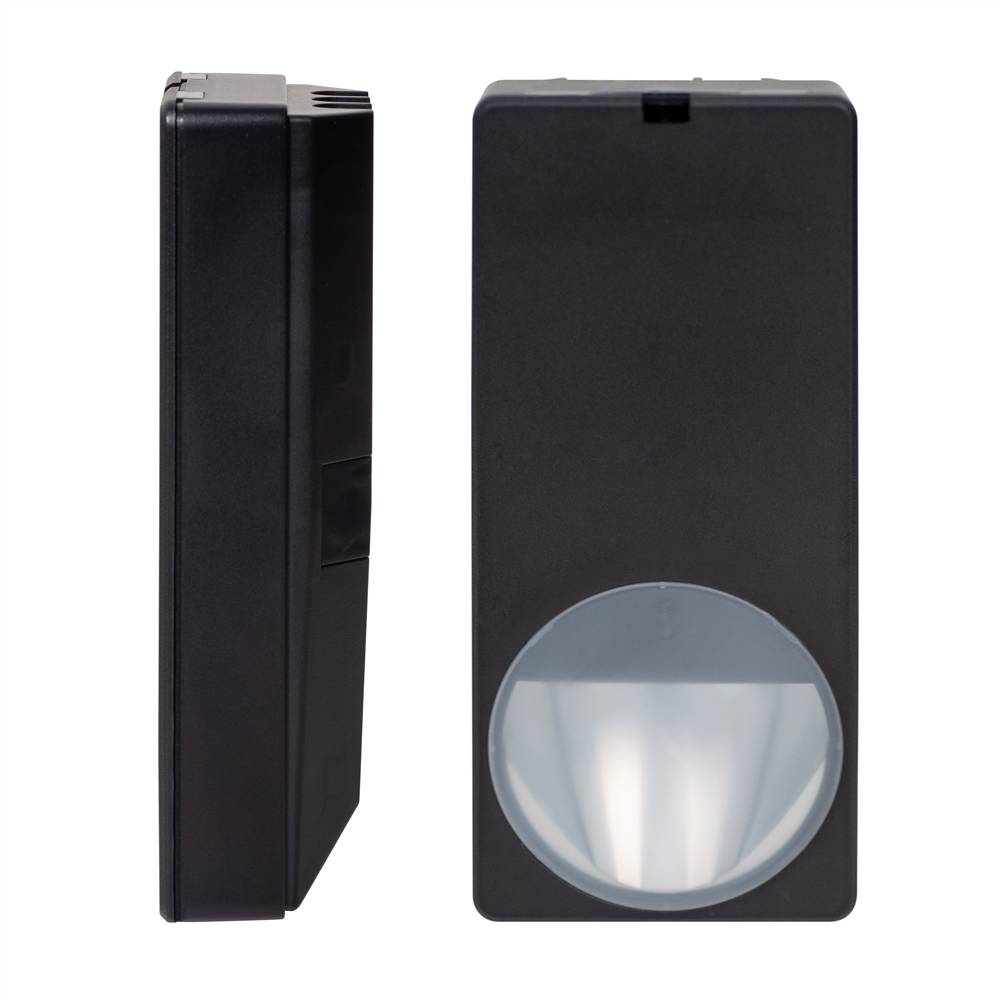 Schwarzes rechteckiges Gerät, von der Seite und von vorne gezeigt, mit einem großen runden durchsichtigen Objektiv oder einer Abdeckung in der Nähe des unteren Teils der Vorderseite.