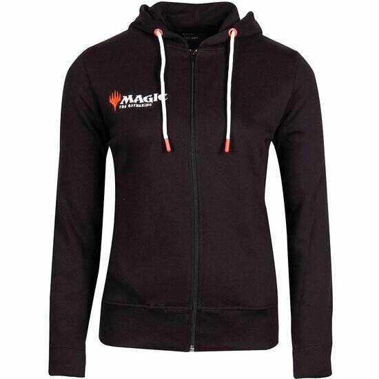 Ein schwarzer Hoodie mit Reißverschluss vorne, der das 'Magic: The Gathering' Logo in Orange und Weiß im linken Brustbereich trägt.