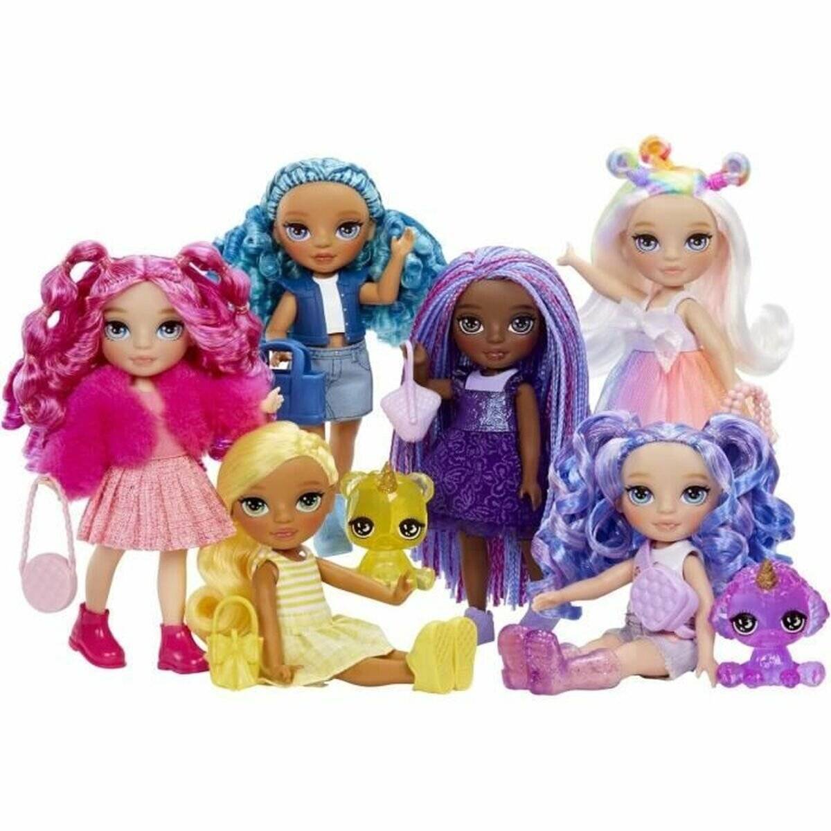 Sechs unterschiedliche Puppen mit bunten Outfits und Frisuren, die jeweils einzigartige Farben und Stile präsentieren, posieren gemeinsam auf spielerische Weise.