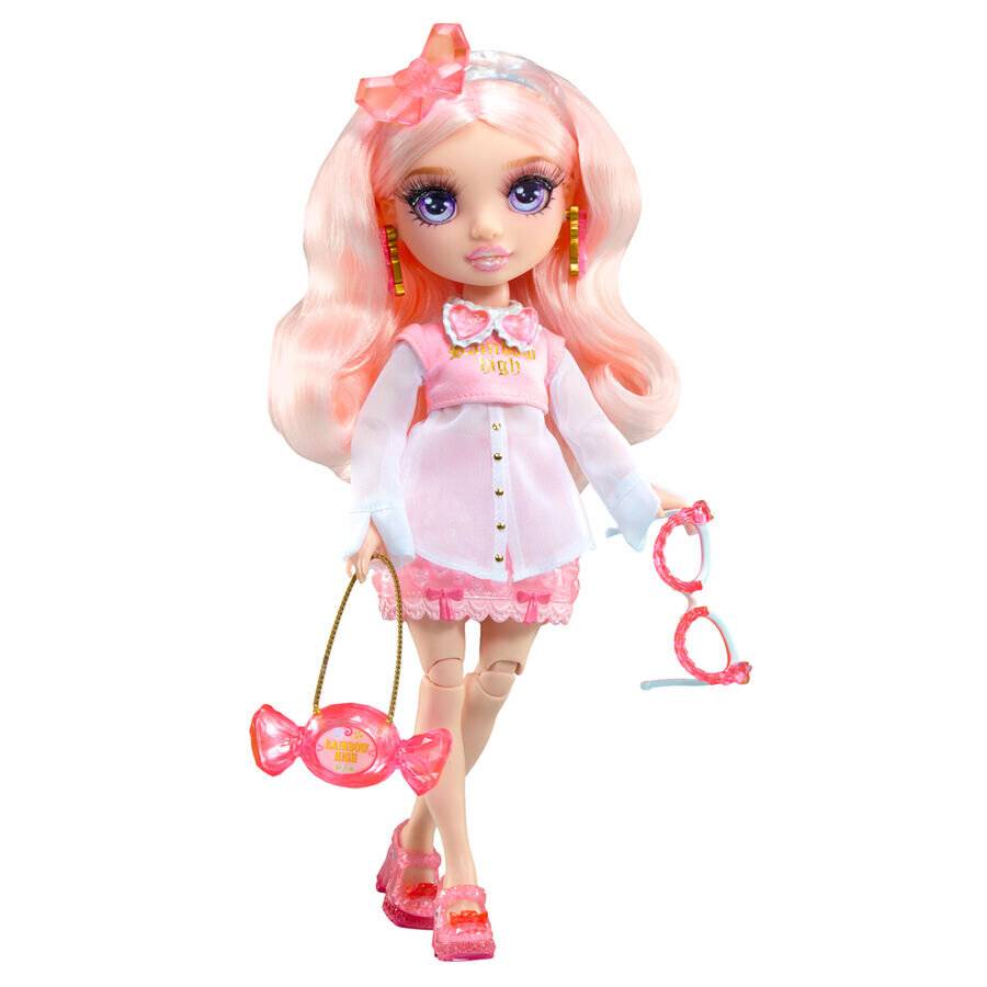 Modepuppe mit langen rosa Haaren, bekleidet mit einem rosa-weißen Outfit und haltend rosa Accessoires, freigestellt auf weißem Hintergrund.