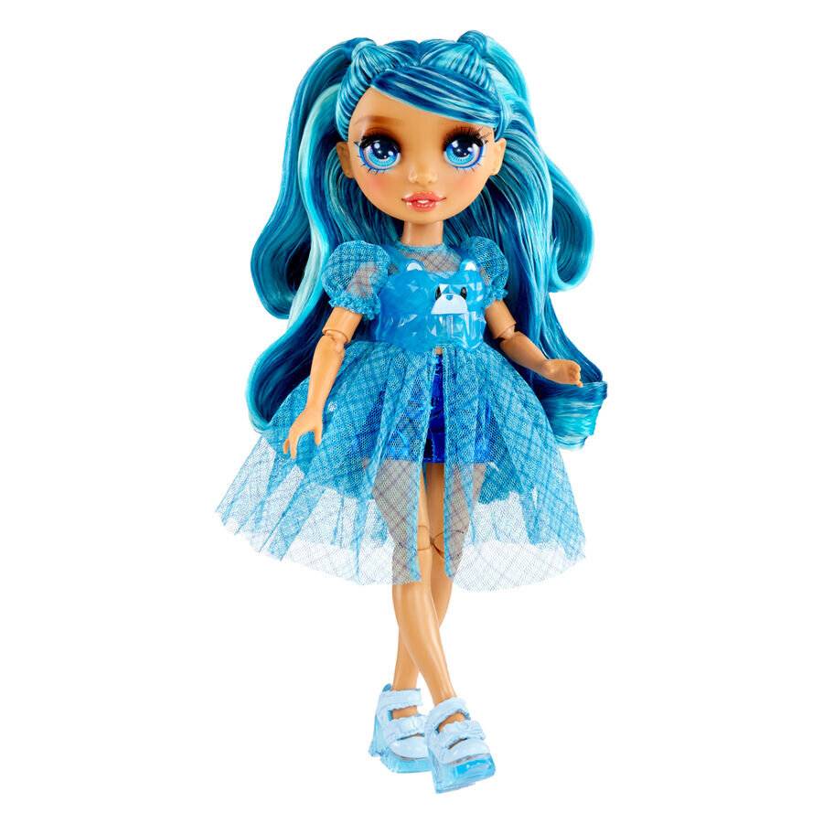Modepuppe mit blauen Haaren in einem glitzerndem blauen Kleid und passenden Schuhen, stehend vor weißem Hintergrund.