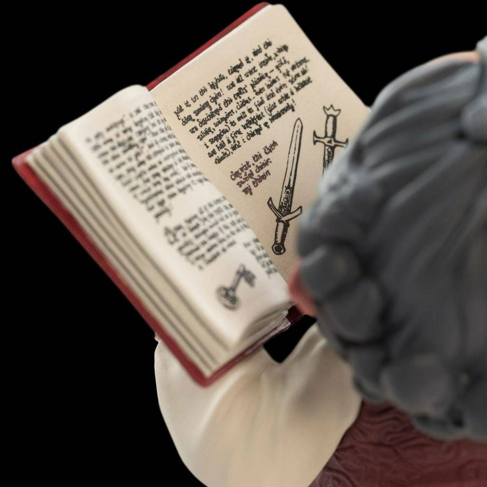 Eine Figur, die ein offenes Buch hält, zeigt mittelalterliche Schwerter und Text, was auf eine Konzentration auf historische Waffen oder Literatur hindeutet.