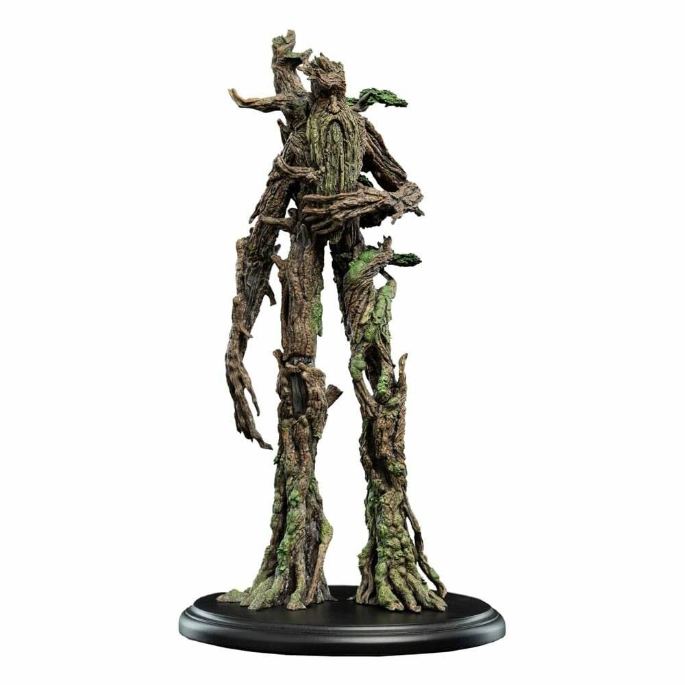 Eine detaillierte Skulptur einer baumartigen menschenähnlichen Figur mit Ästen und Wurzeln, die als Gliedmaßen dienen, stehend auf einer schwarzen Basis.