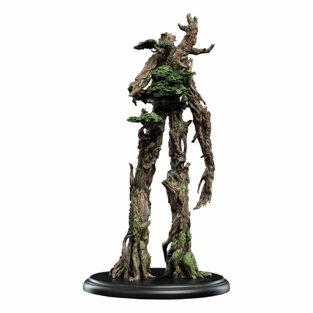 Eine große, baumähnliche Figur mit Ästen und Laub steht aufrecht auf einer runden Basis und ähnelt einem phantastischen Waldwesen.