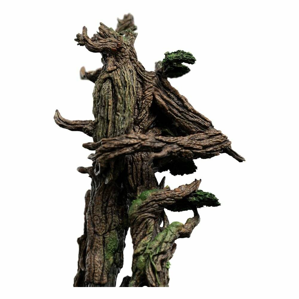 Eine detaillierte Skulptur einer baumartigen Kreatur mit einer rauen Rindenstruktur, die einem beseelten Baum oder Waldwächter ähnelt.