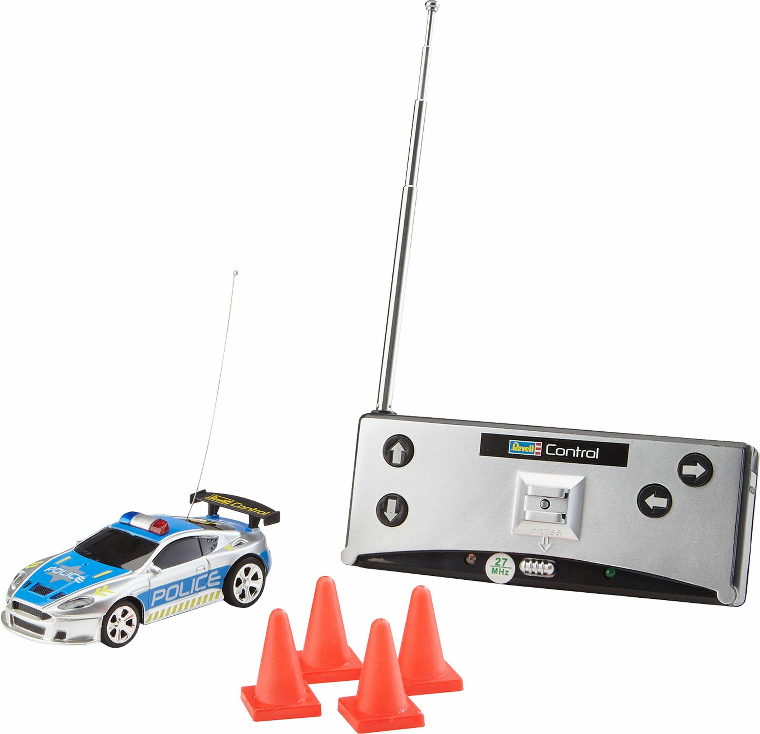 Ein kleines ferngesteuertes Polizeiauto mit Antenne und einem Controller daneben. Vier orange Verkehrskegel sind davor platziert.
