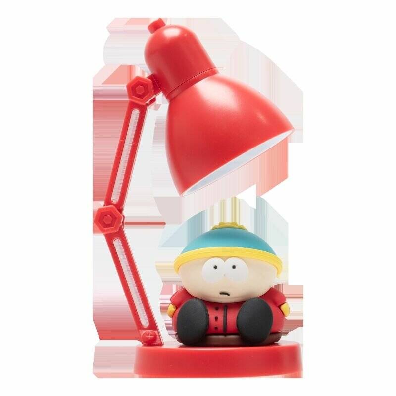 Eine rote Schreibtischlampe mit einer Charakterfigur, die darunter sitzt und eine cartoonhafte Gestaltung und Mimik aufweist.