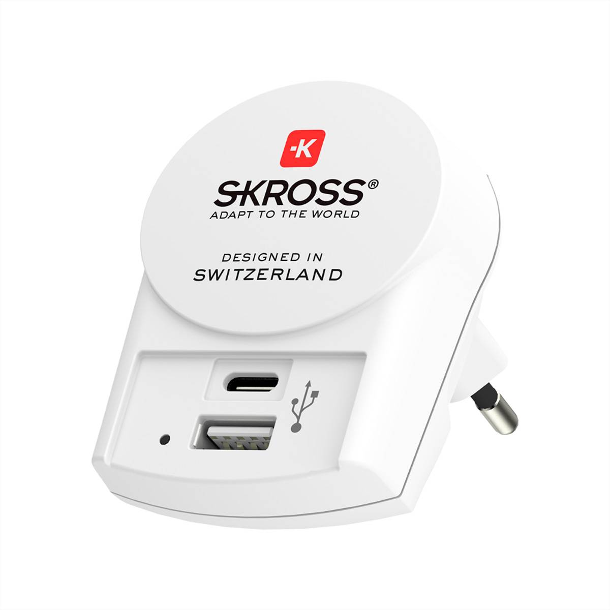 Ein weißer SKROSS-Adapter mit einem Steckerdesign, zeigt zwei Anschlüsse: einen USB-C und einen USB-A, und den Text „Designed in Switzerland