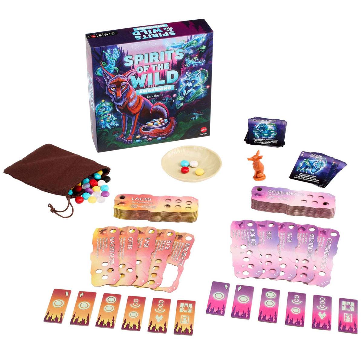 Spielkomponenten von 'Spirit of the Wild' sind ausgelegt, einschließlich Karten, Spielmarken, Tierfigur, farbiger Steine und einer Spieleschachtel.