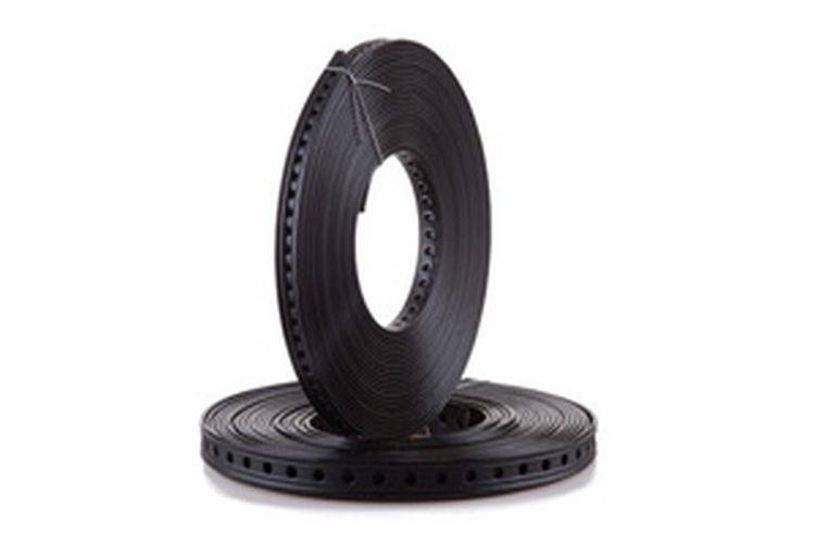 Zwei Rollen schwarzer Tropfbewässerungsschläuche, eine aufrecht stehend und die andere flach liegend. Werden zur effizienten Bewässerung von Pflanzen verwendet.