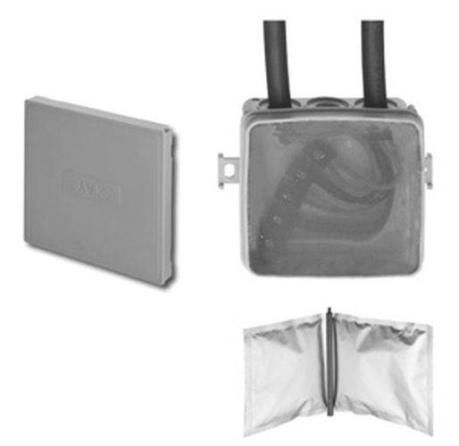 Verteilerdose mit Schutzdeckel neben Installationszubehör und Verpackungsmaterialien, die einen elektrischen Installationsaufbau präsentieren.